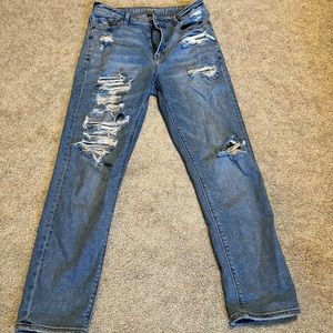 American Eagle distressed Mom Jeans size 6